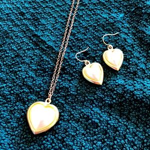 Pearl and gold-finished heart-shaped earring and necklace set